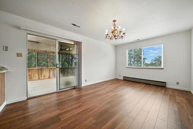 Building Photo - Large 2 Bedroom Home