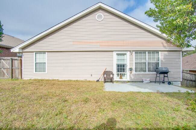 Building Photo - Spacious 3 Bedroom Home Minutes from Downtown Pensacola! Available February 1st