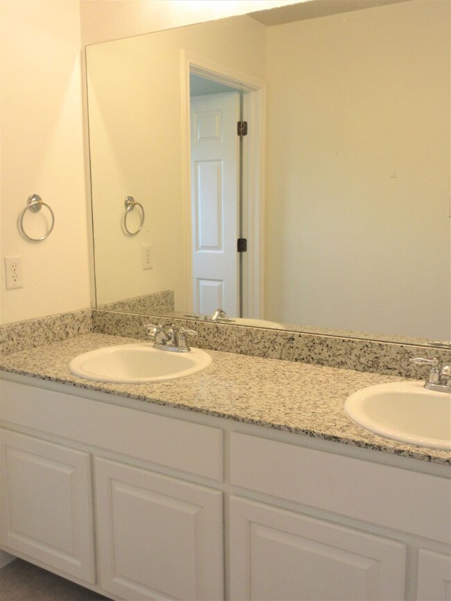 Building Photo - Large 4-bedroom with Office in the Estates...