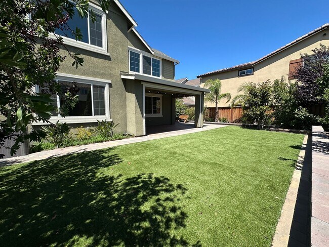 Building Photo - Stunning 4 Bedroom, 3 Bath Mountain House Home