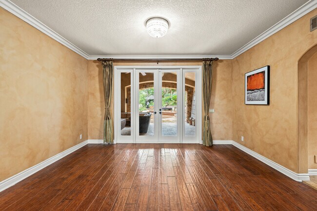 Building Photo - Elegant 5BR Furnished Estate with Pool & G...