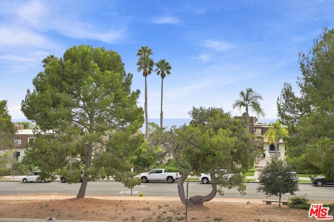 Building Photo - 2322 Palos Verdes Dr W