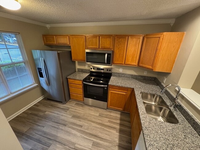 Building Photo - 10165 Forest Landing Dr