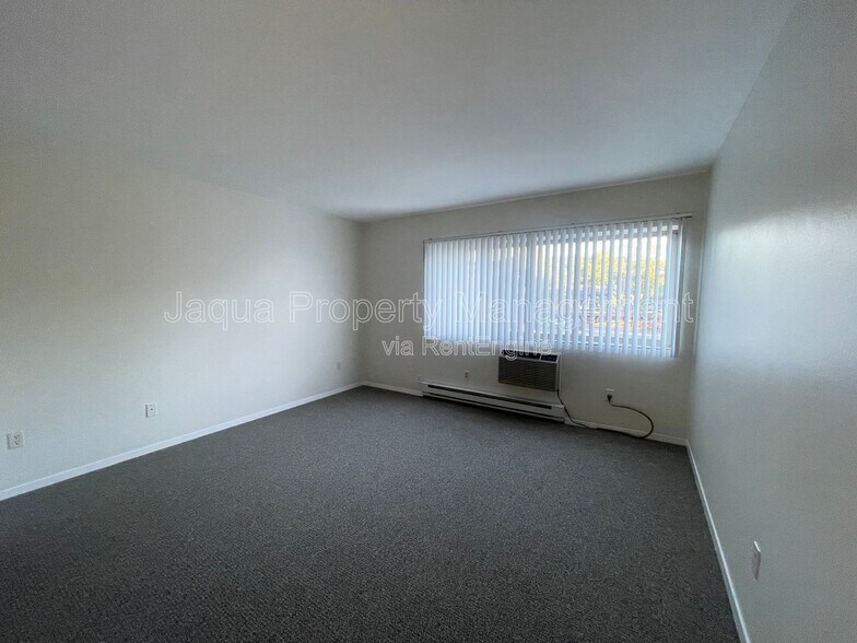 Building Photo - 722 W Kilgore Rd