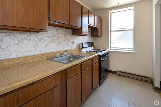 2BR, 1BA - 604SF Kitchen - Oak Lane Court Apartments