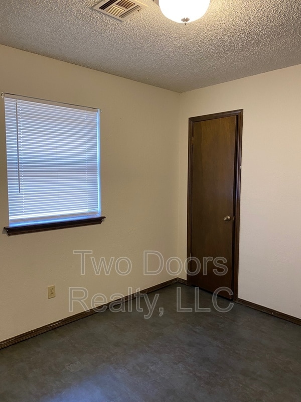 Building Photo - 3013 Gwendolyn Ln