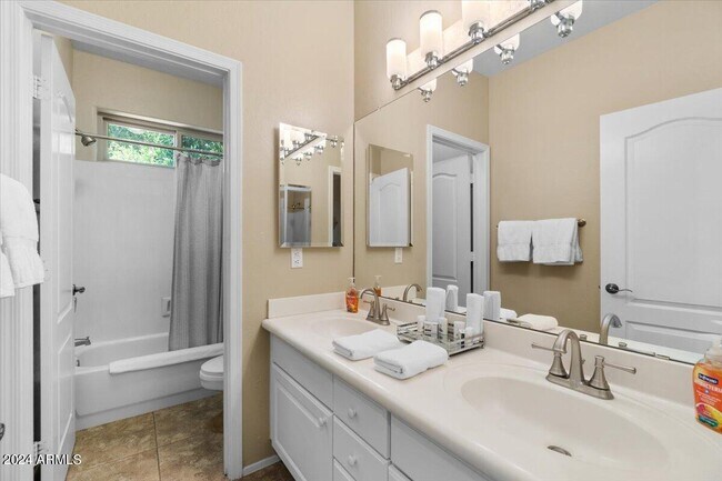 Building Photo - 5512 E Campo Bello Dr