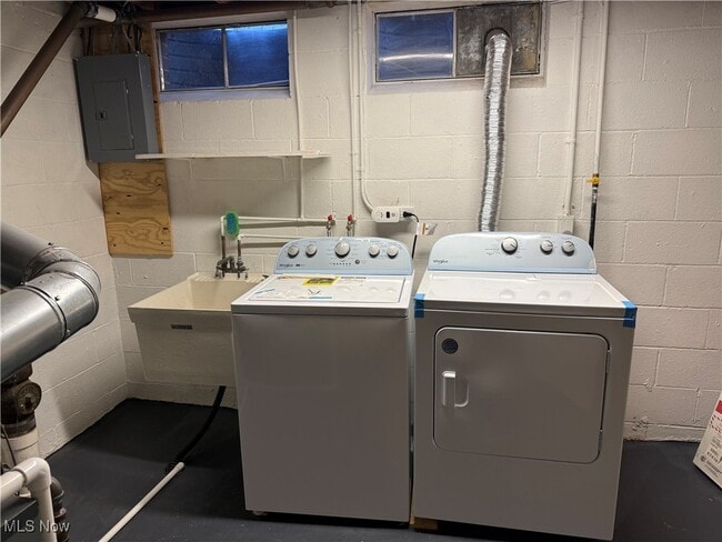 Building Photo - 195 Surrey Ln