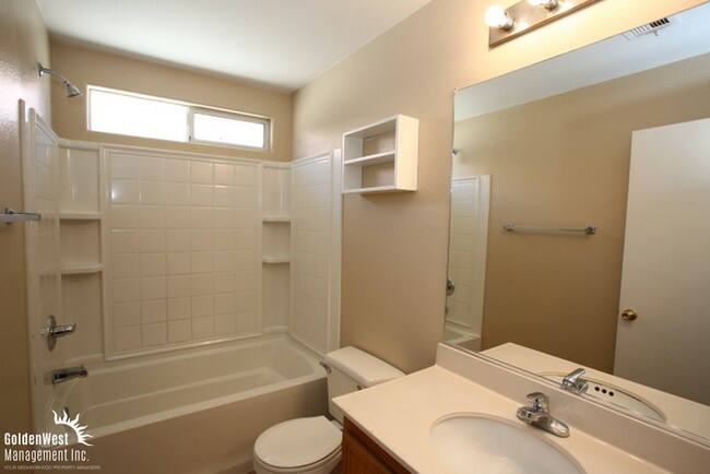 Building Photo - Beautiful Two Story 3Bdm 2.5Ba Home in Nor...
