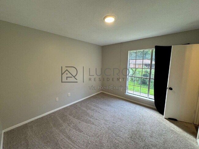 Building Photo - 327 Grover Cleveland Cir