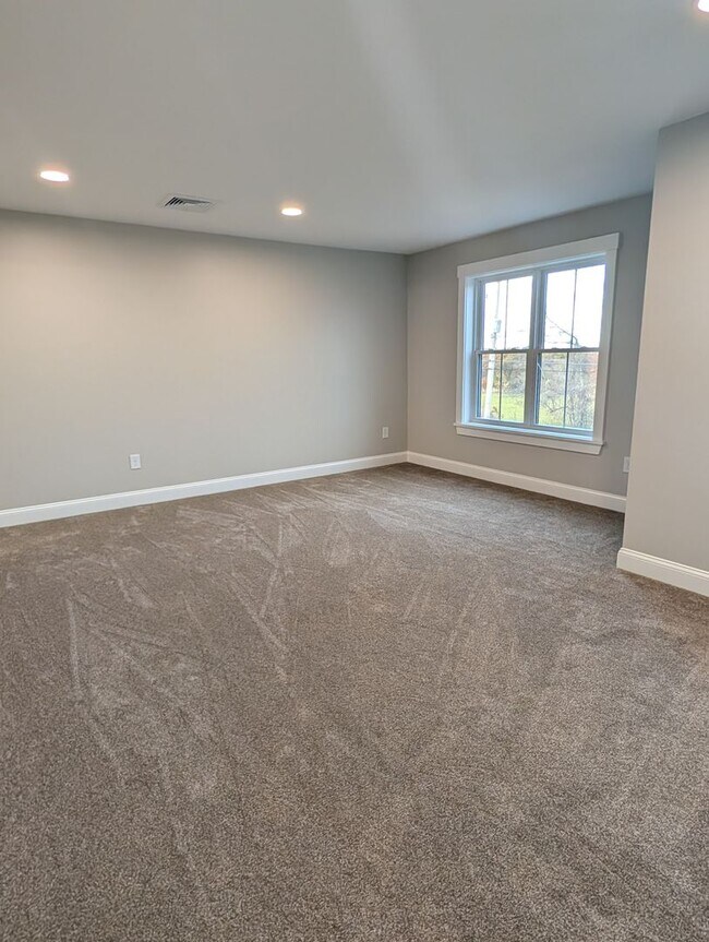 Building Photo - 398 Sutton St