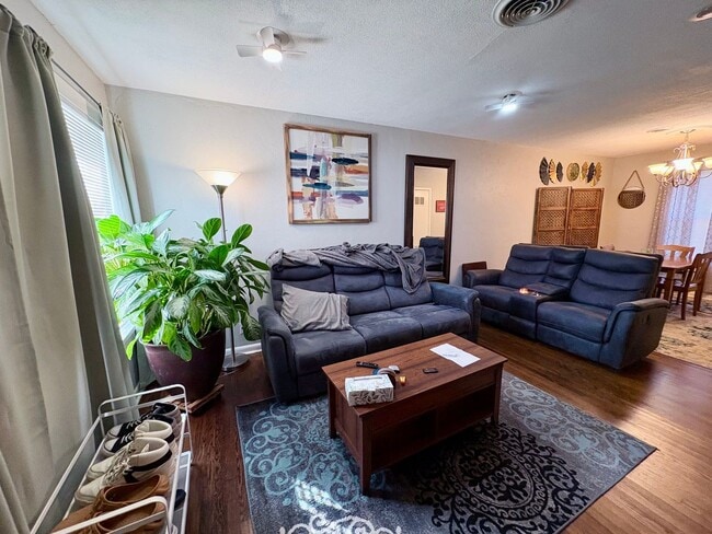 Building Photo - Adorable in Arlington: 3- Bedrooms 1- Bathroom 1- Car Garage