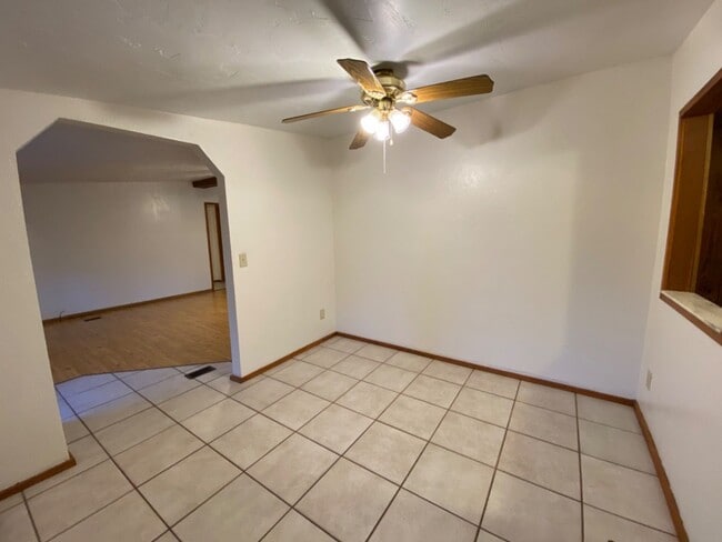 Building Photo - 3 Bedroom, 2 Bath home just outside of Liv...