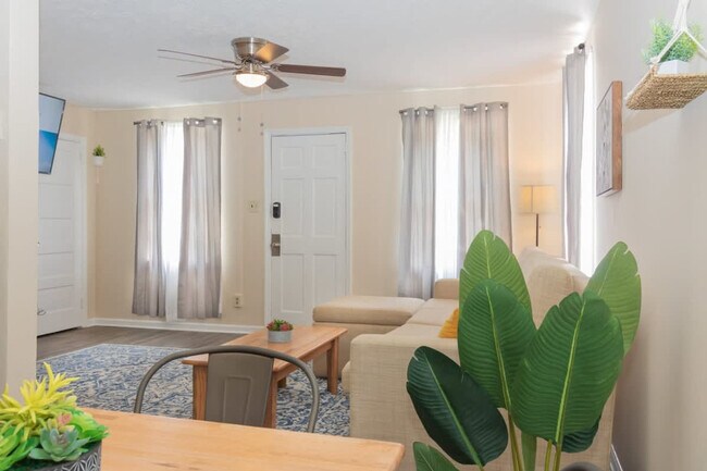 Building Photo - 3912 Crestview Dr