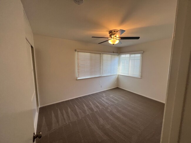 Building Photo - 3 Bed 2 Bath Home!