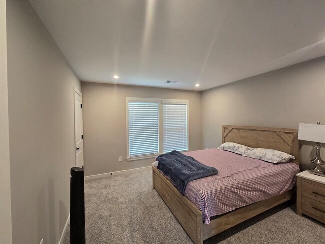 Building Photo - 121 Linden Ct