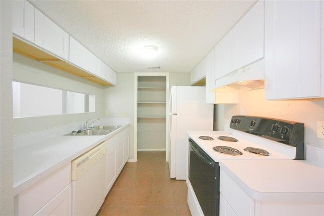 Building Photo - 1013 Fieldwood Dr