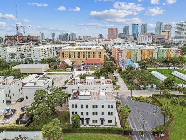 Building Photo - Canvas GWX