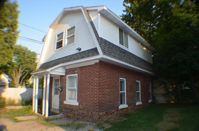 Building Photo - 204 Cherry St