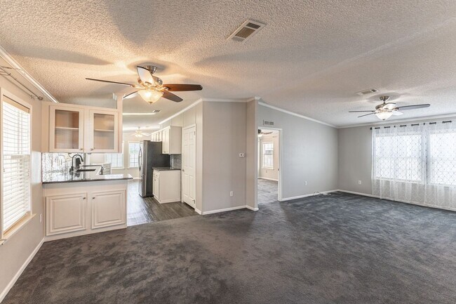 Building Photo - Florida living at its finest! 3/2 with a c...