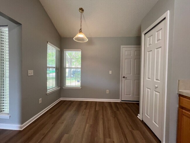 Building Photo - ** COMING SOON ** FENCED Three Bedroom in Watermill