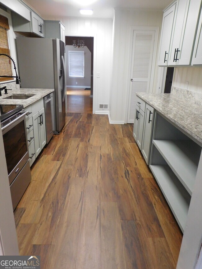 Building Photo - 893 Andrews Dr NW