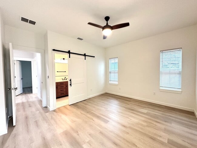 Building Photo - Gorgeous New Home! Close to Historic District and Beach