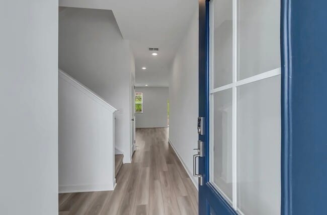 Building Photo - 168 E Millbrook Dr