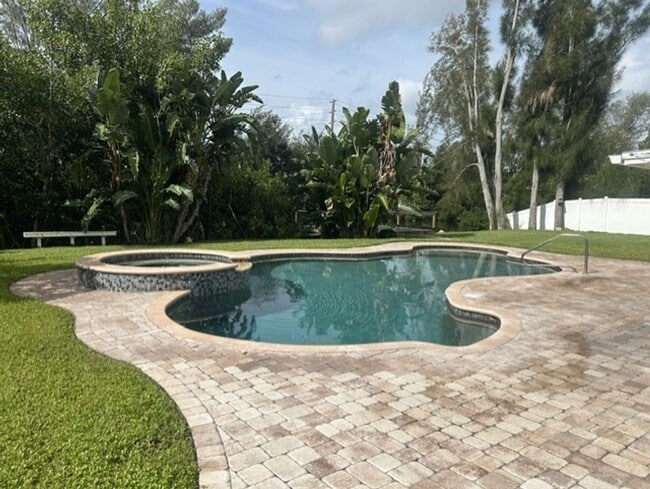 Building Photo - Beautiful 2/2 with dock and boat access