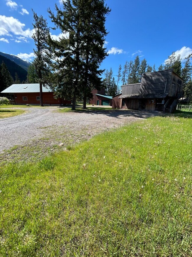 Building Photo - Beautiful 3 Bed, 2 Bath Home in Columbia Falls, MT - Close to Glacier National Park