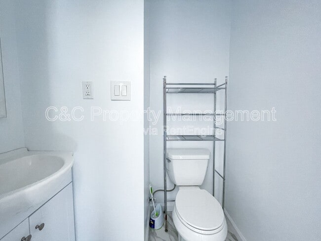 Building Photo - 1190 Luxton St