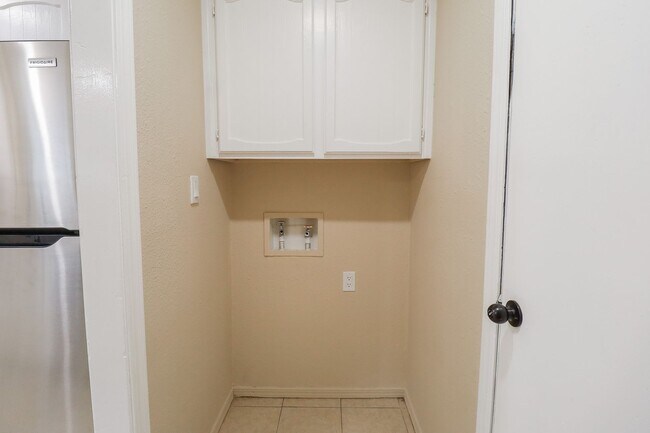 Building Photo - 3 bed/2bath! Fully remodeled!