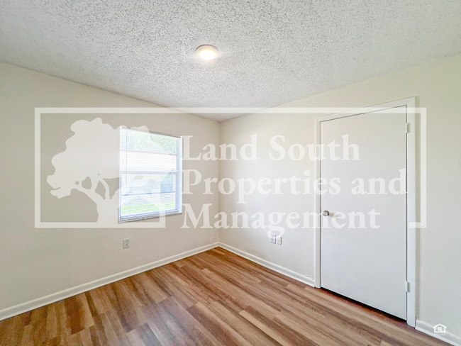 Building Photo - Newly Renovated 3-Bedroom Duplex with Mode...