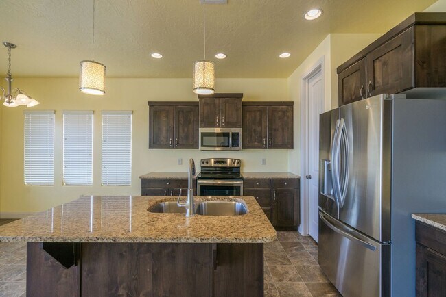 Building Photo - Stunning Home with 4 beds/2.5 baths and 3-Car Garage in Mulberry Estates