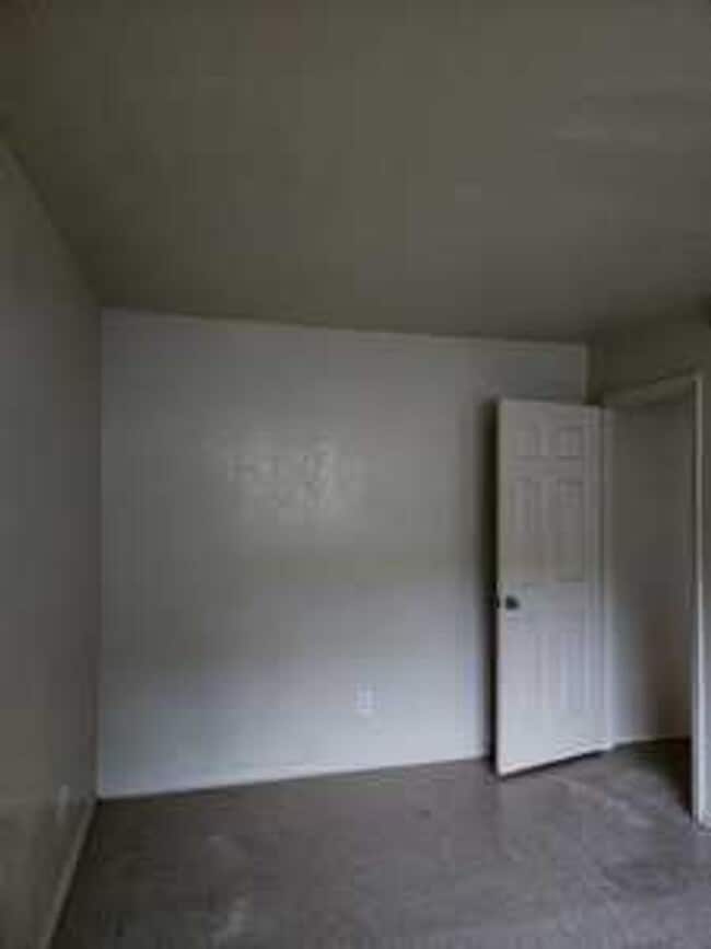 Building Photo - Leon Avenue - Nice Wood Cabinets
