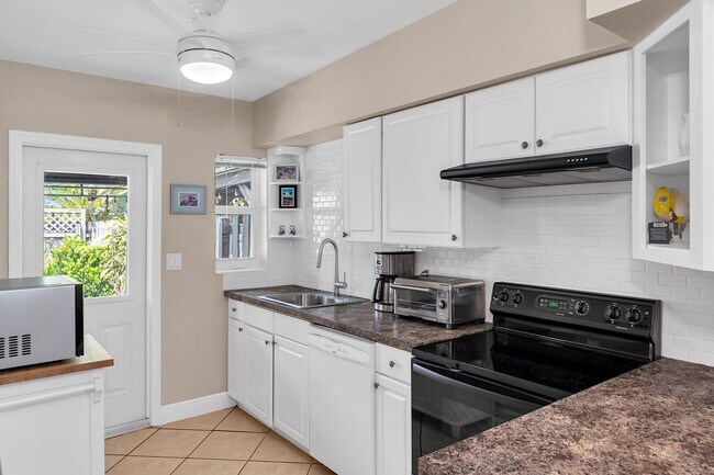 Building Photo - 2109 NE 26th St