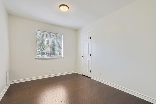 Building Photo - 1604 Wildflower Dr