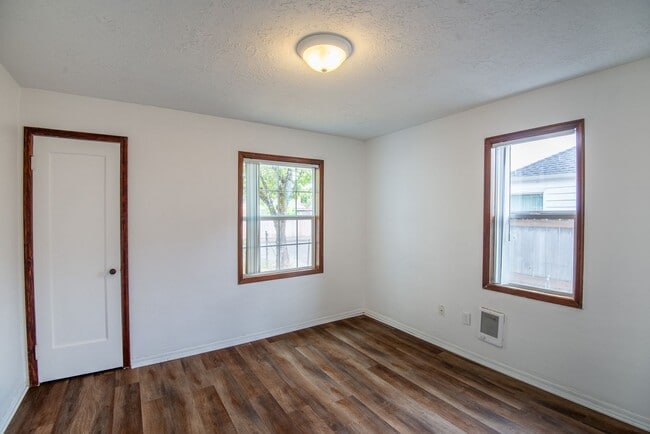 Building Photo - Single-level Home Near Salem's revitalized downtown