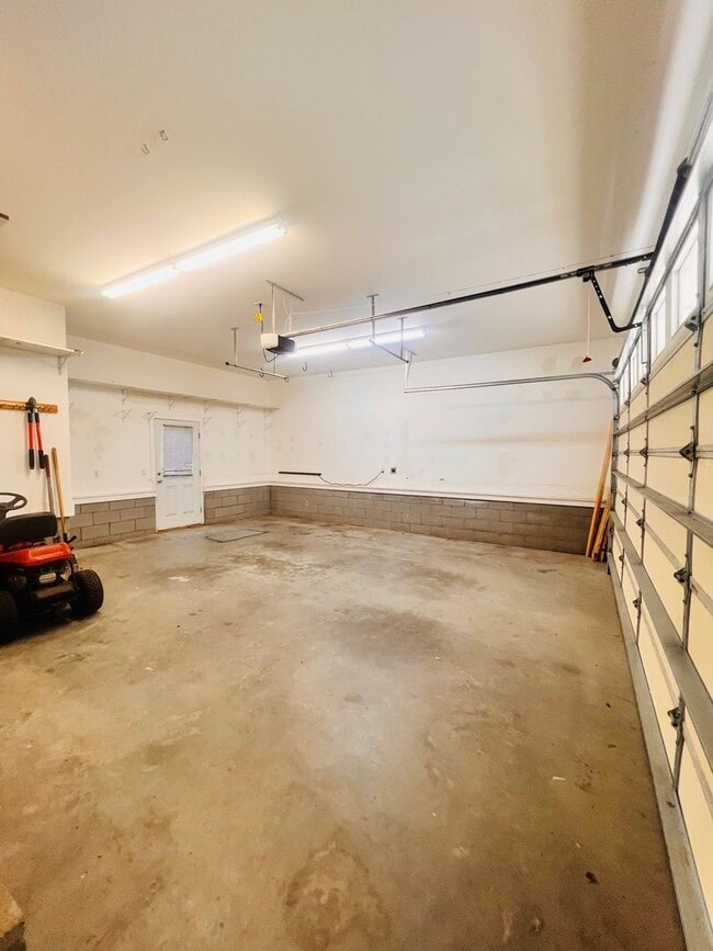 Building Photo - Tucked Away 3 Bedroom Gem on Private Road ...