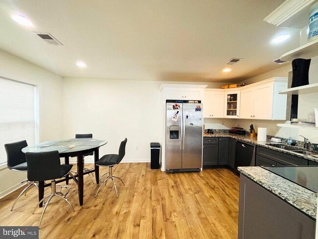 Building Photo - 273 4th Ave