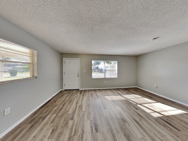 Building Photo - MOVE IN SPECIAL***3/1.5 Home With New Luxu...