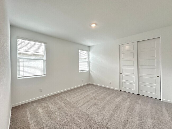 Building Photo - 563 Mountain Robin Ave