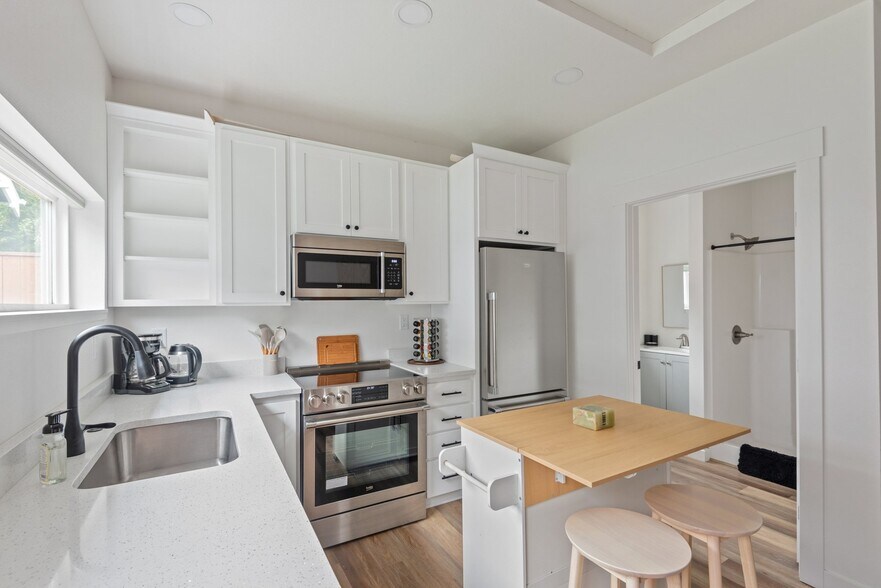 Building Photo - 5764 NE Garfield Ave.