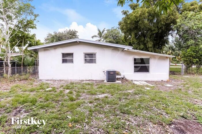 Building Photo - 1290 SW 28th Ave
