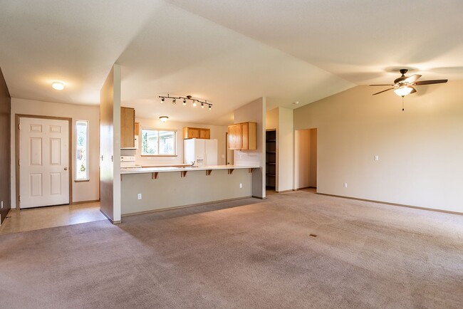 Building Photo - Charming 3-Bedroom Home in Redmond: Spacious Yard & Prime Location!