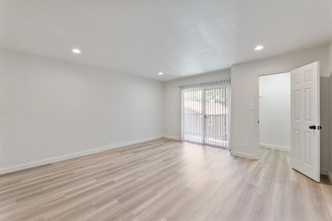 Building Photo - 3819 Southway Dr