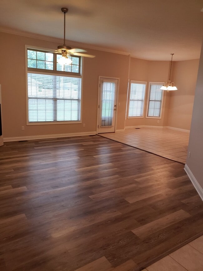 Building Photo - 3 Car Garage, South East Springfield - Cal...