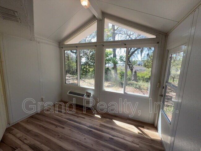 Building Photo - 7401 Bernadette Dr