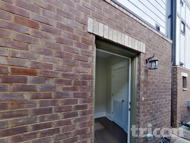 Building Photo - 1242 Hillwood Private Cove