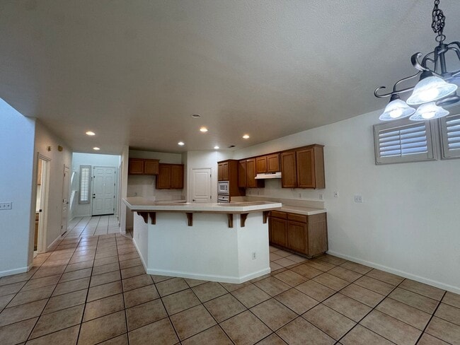Building Photo - 5781 E Kaviland Ave